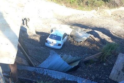 В Сочи такси с пассажирами протаранило ограждение и упало в овраг