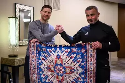 Тренер &quot;Карабаха&quot; подарил наставнику &quot;Байера&quot; уникальный ковер