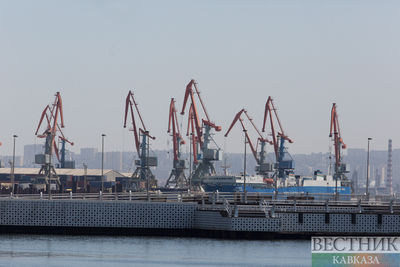 Российский танкер Palflot-2 буксируют на Бакинский завод глубоководных оснований