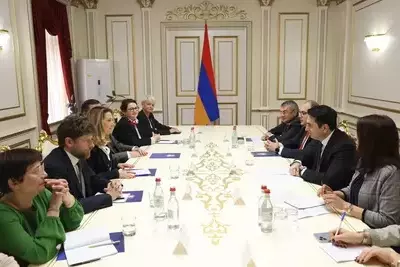 Армения обсудила с Францией урегулирование с Азербайджаном