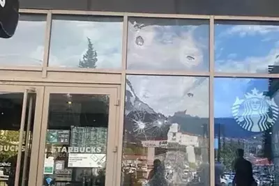 СМИ: турецкую кофейню Starbucks в Кахраманмараше обстреляли из дробовика
