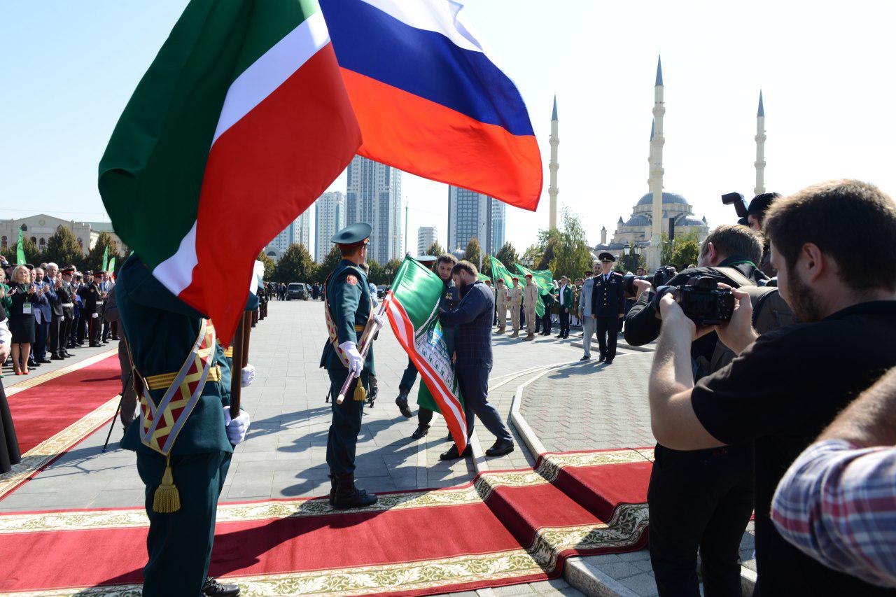 Черкесск грозный. Флаг Грозного Чечня. Флаг города Грозный Чеченской Республики. Флаг Грозного Кадырова. Флаг Чеченской Республики 2022.