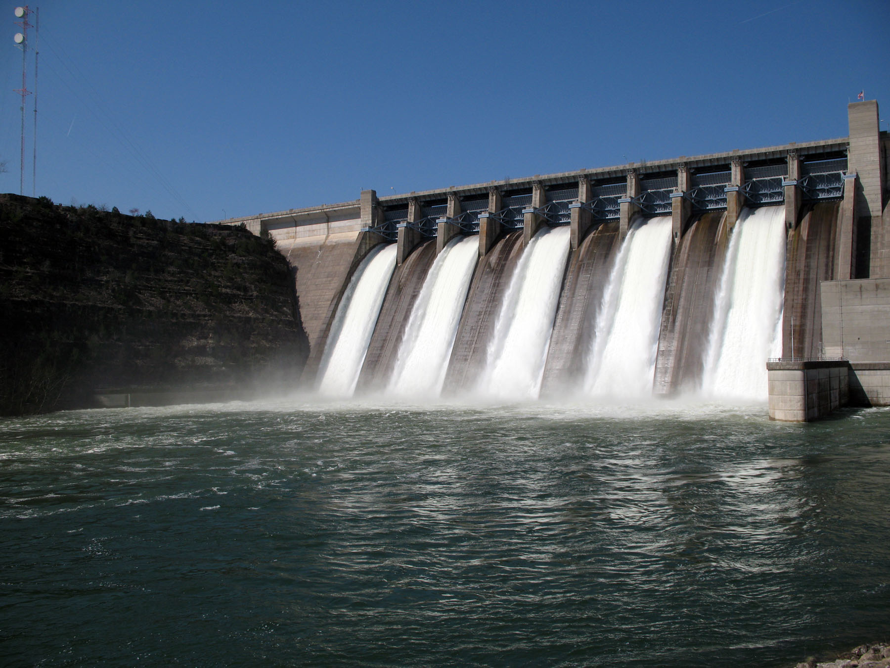Water power 1. Водоподпорные гидротехнические сооружения. Регуляционные (выправительные) гидротехнические сооружения. Плотина гидроэлектростанции. Гидроэнергия гидроэлектростанция.