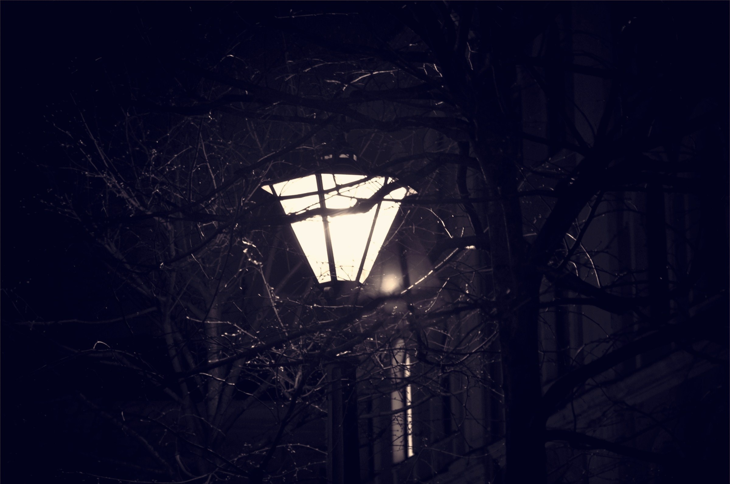 Выключаются фонари. Фонарь в темноте. Уличный фонарь. Фонарь ночью. Уличный фонарь ночью.