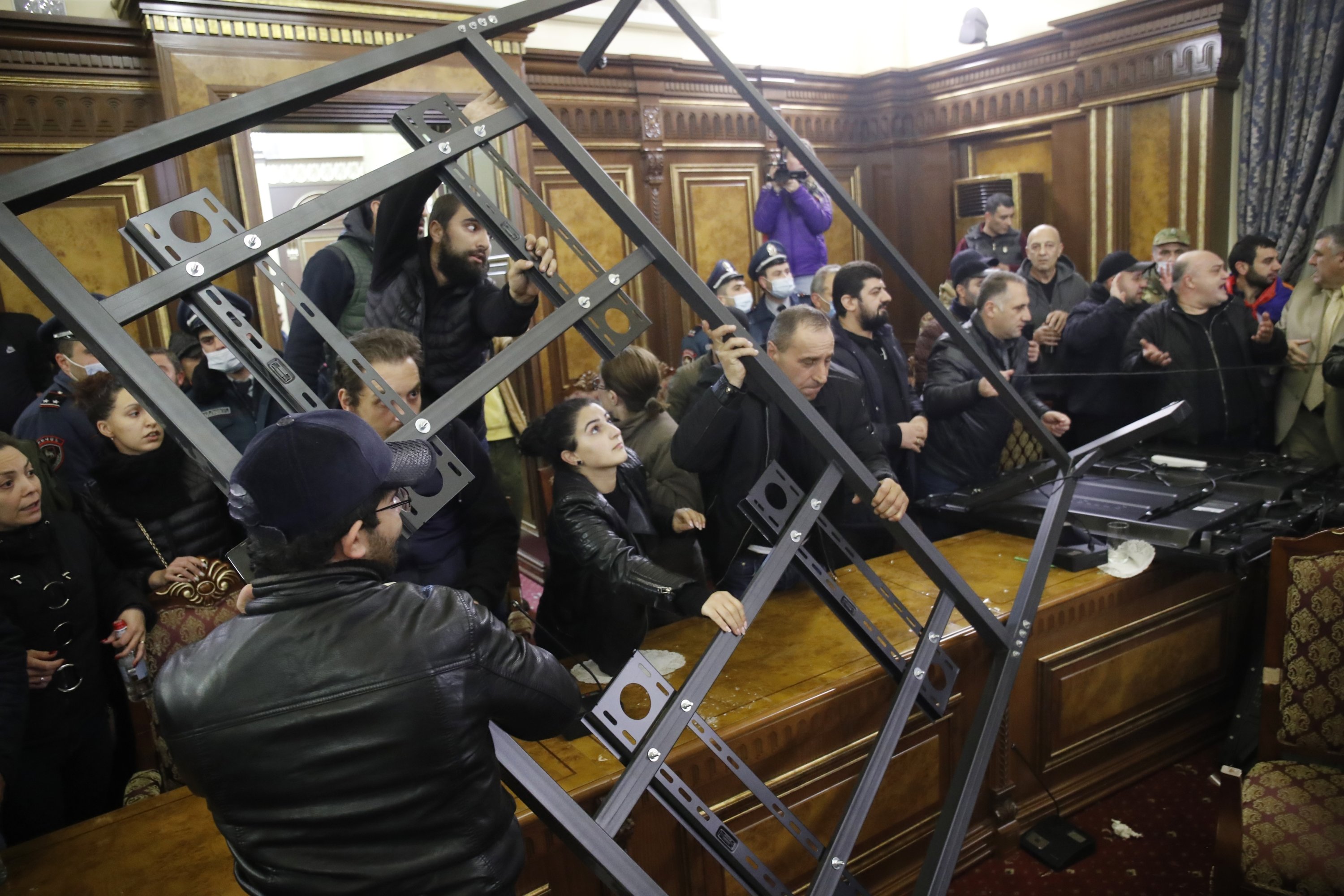 Вооруженные люди ворвались в полицию в ереване. Бардак в парламенте. Беспорядки в парламенте Армении. Капитуляция Армении.