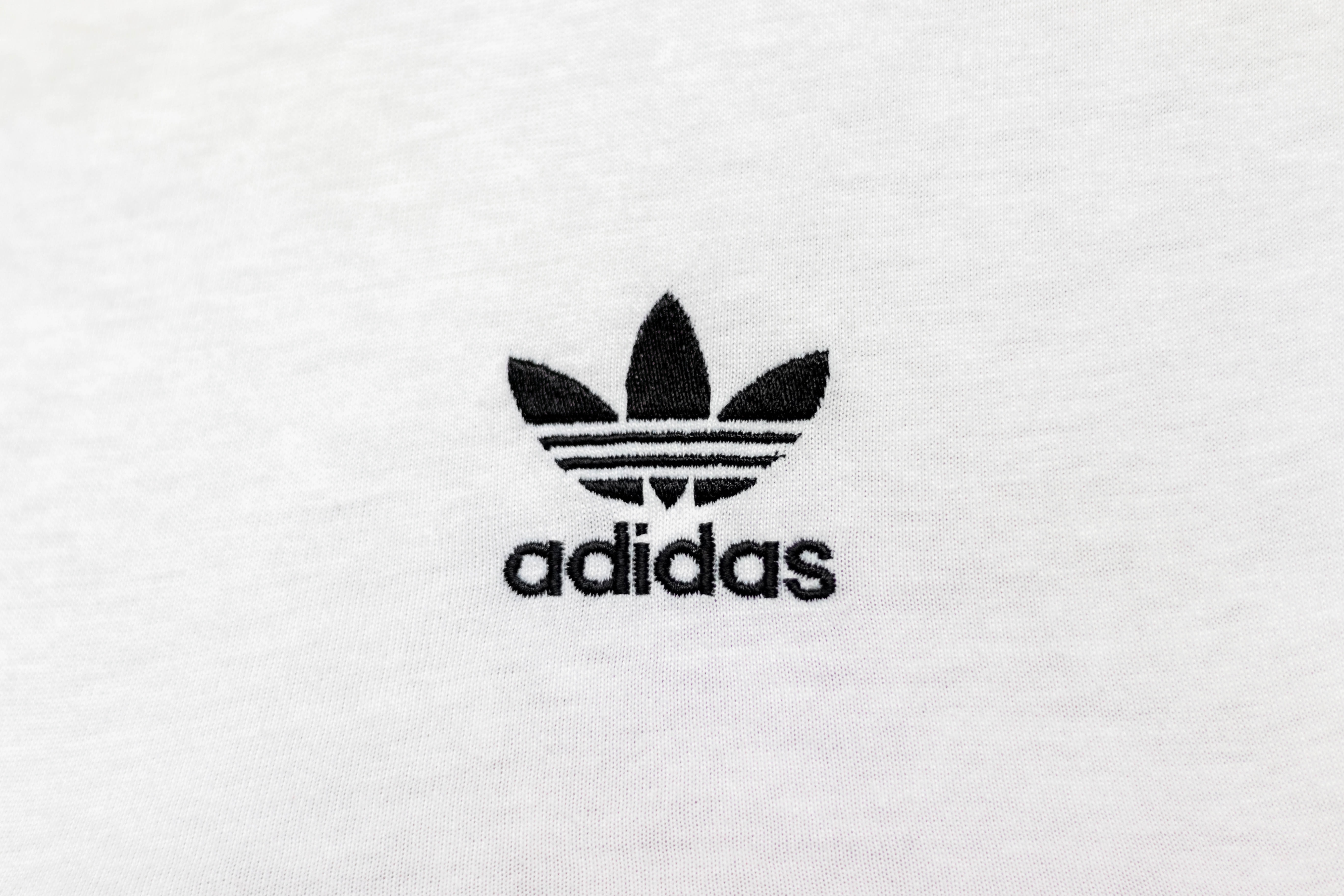 Работы адидас. Adidas logo 2021. Новый логотип адидас 2021. Adidas логотип 2022.