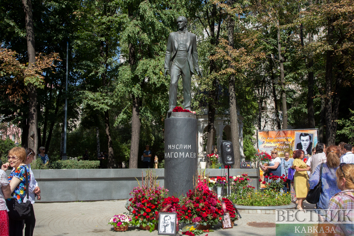 Памятник магомаеву фото москва