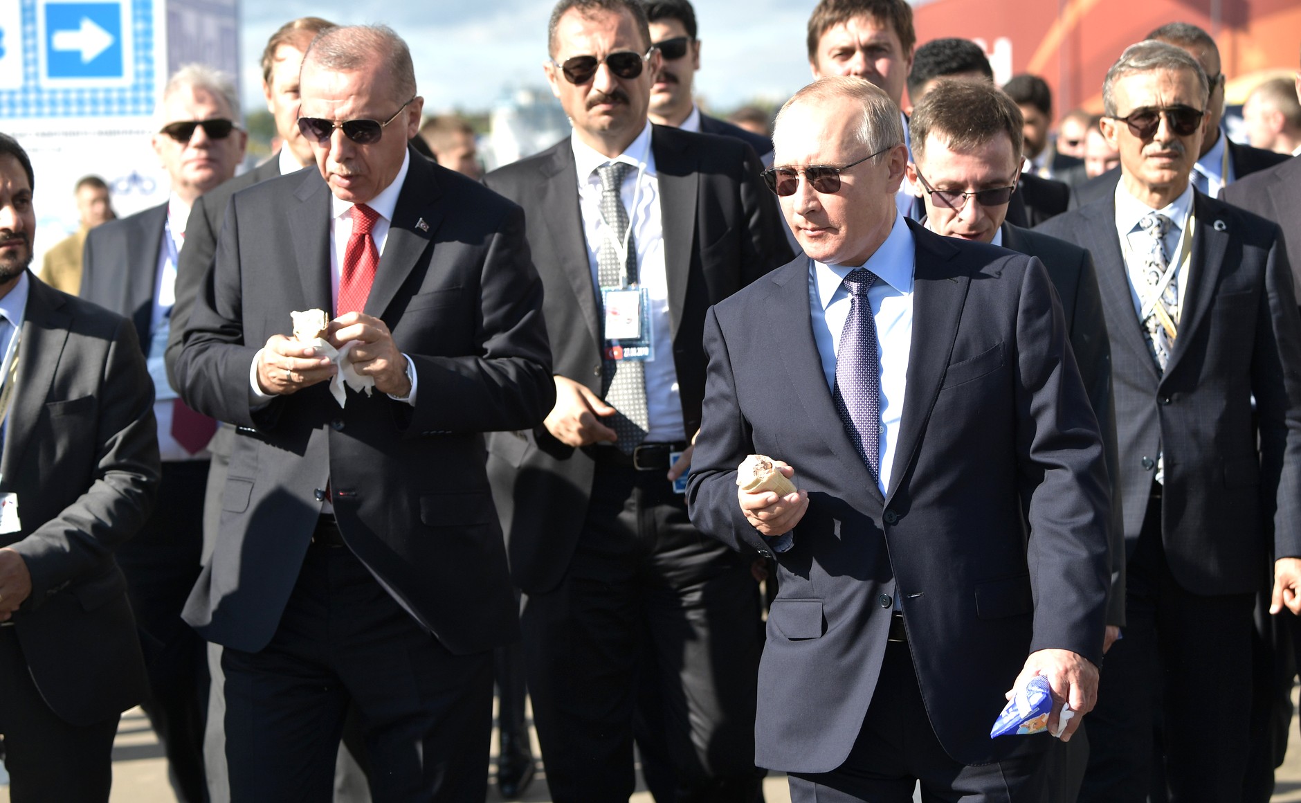 Эрдоган и Путин на МАКС-2019 едят мороженое