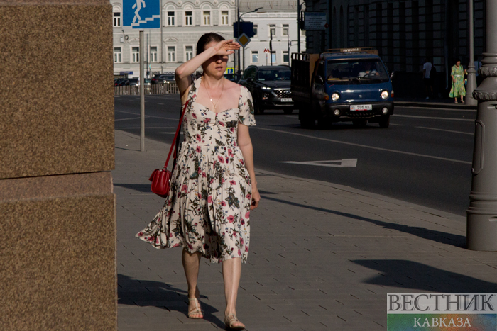 Лето перенести. Девушки в Москве в жару. Жаркое лето в Москве. Жара в Москве 2010. Лето 2010 жара в Москве.