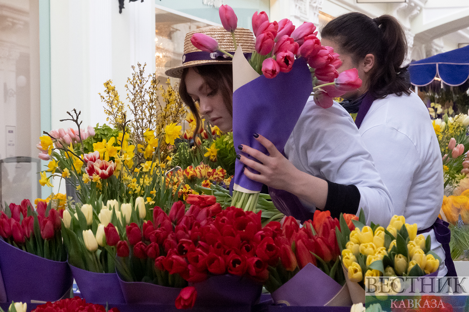 Работник цветочной ярмарки “Пассаж в цветах“ в Петровском пассаже