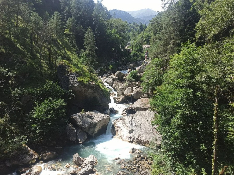 Водопад влюбленных над озером Рица