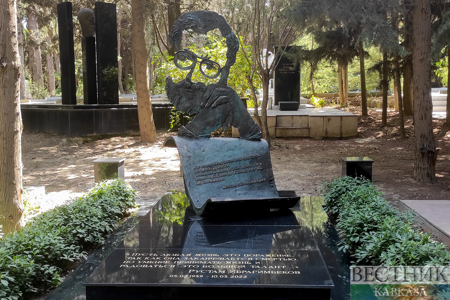 Памятник на могиле Рустама Ибрагимбекова