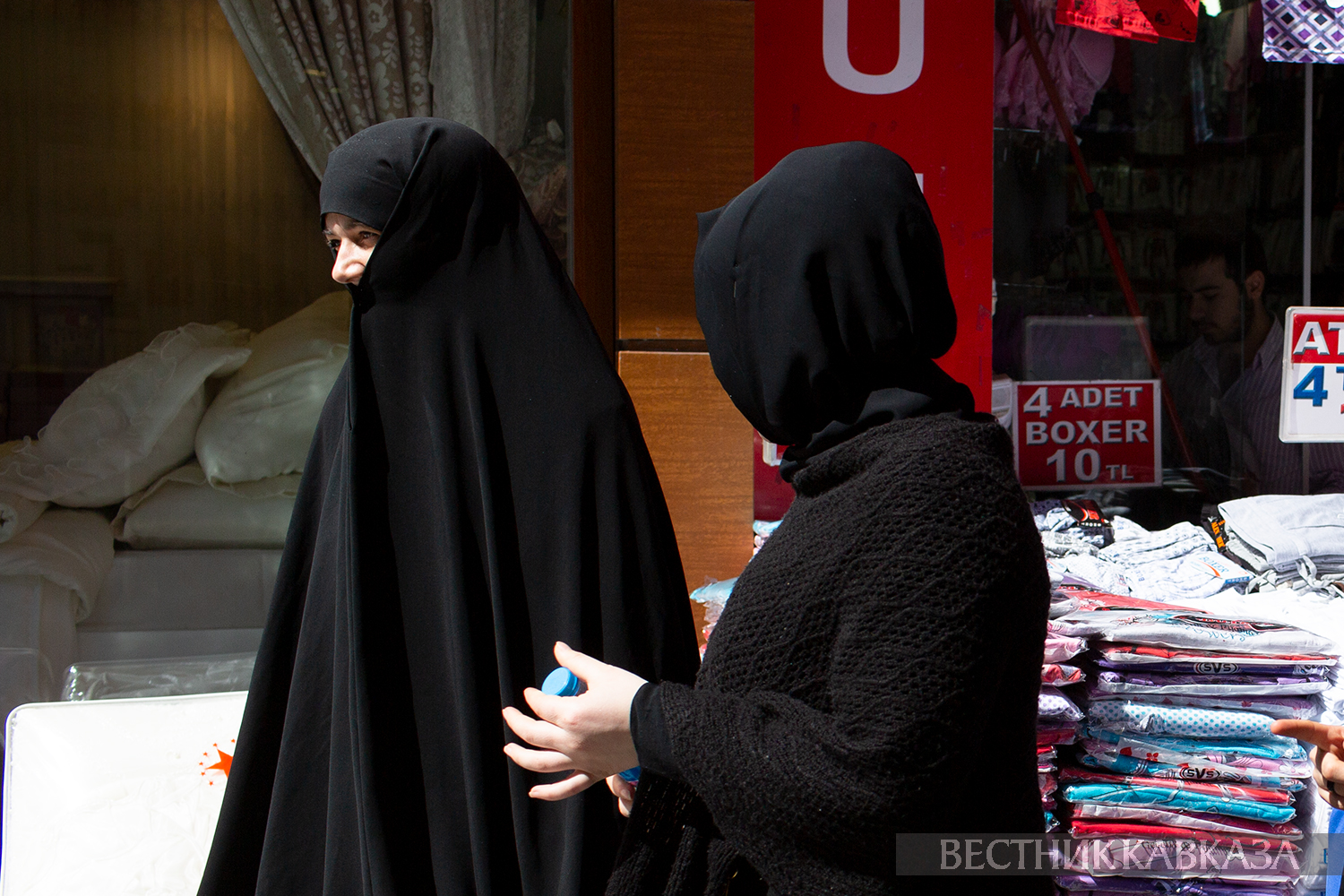 Мусульманки в абайе на улице Стамбула