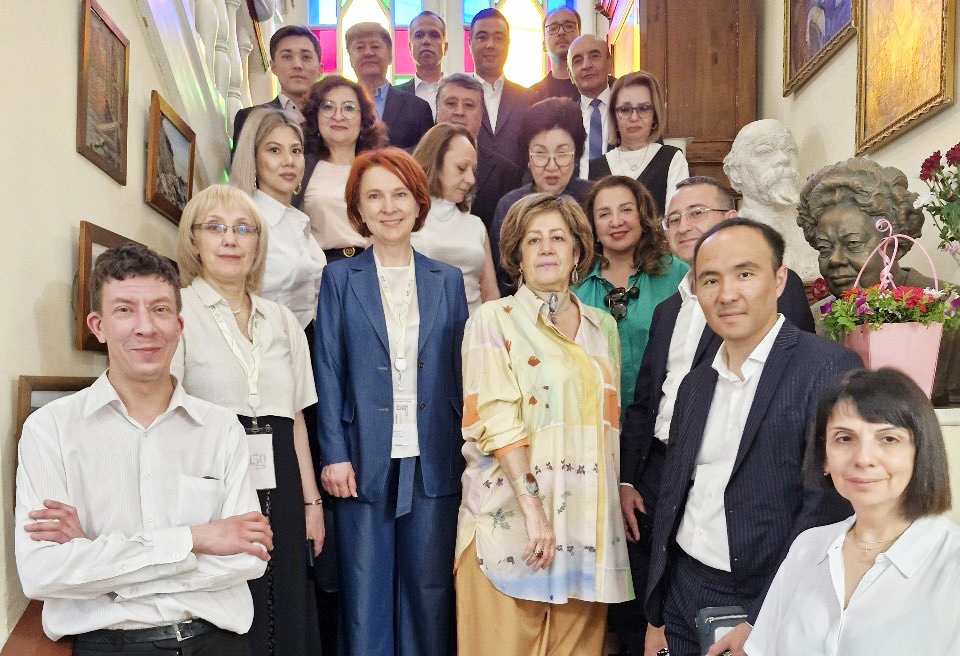 Участники Саммита руководителей учреждений культуры государств-участников СНГ в музее Елены Гнесиной