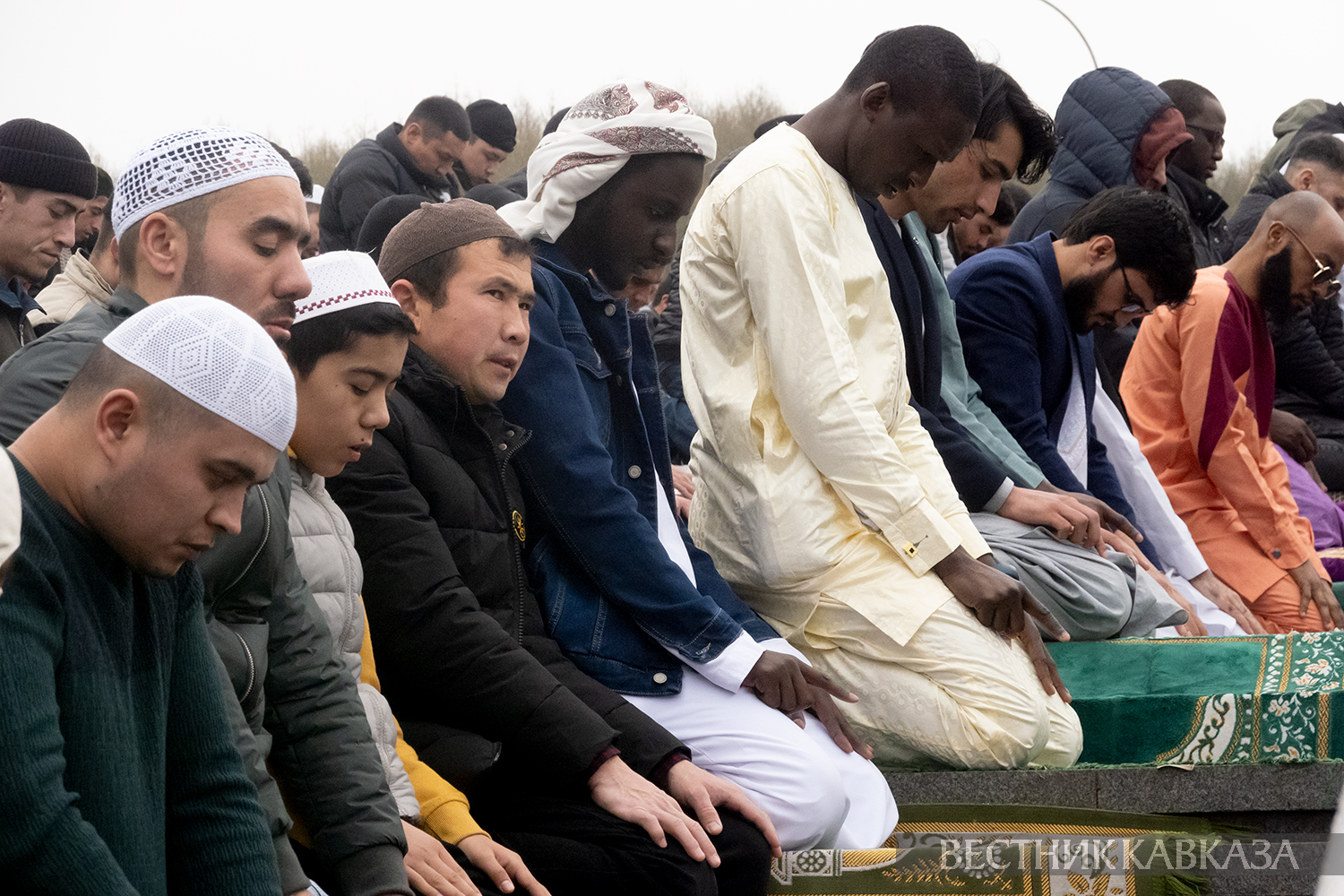 Праздничная молитва у Мемориальной мечети на Поклонной горе