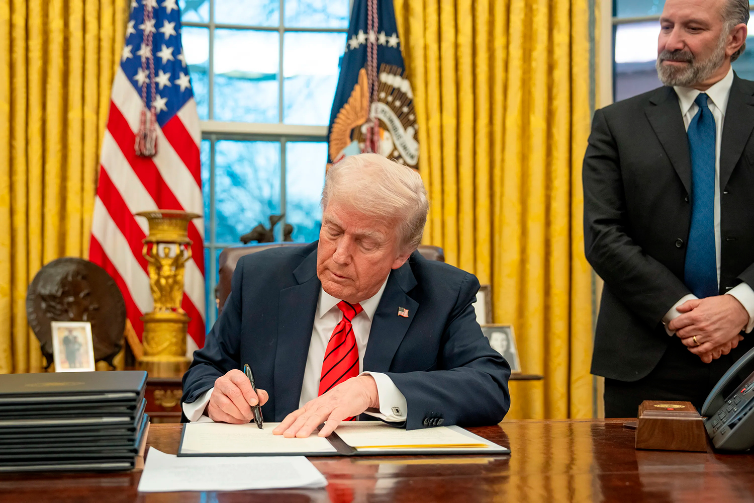 Трамп объявил о 10% пошлине на весь импорт в США