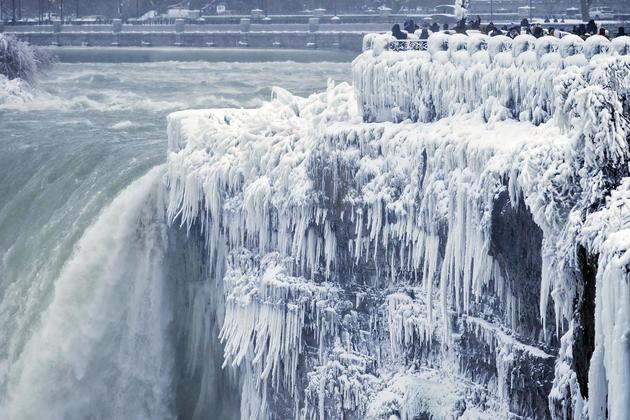 Ниагарский водопад сковало льдом