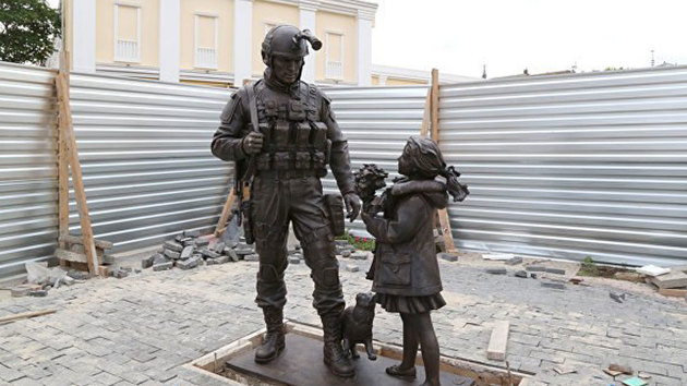 Памятник "Вежливым людям" в Симферополе облили краской 