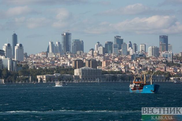 Корабль горит на верфи возле Стамбула 