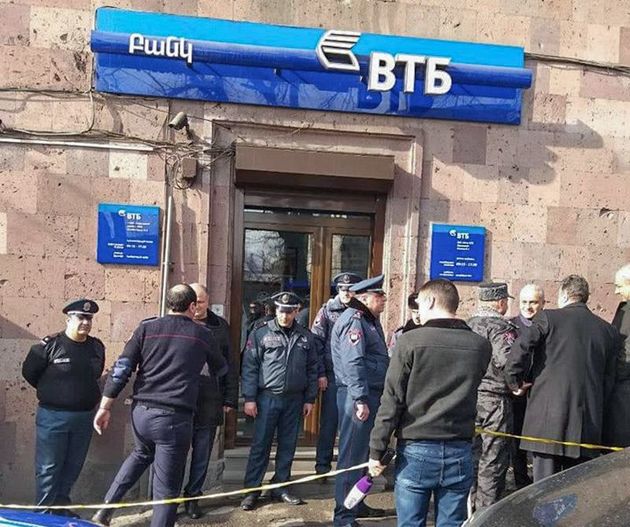 Мужчина с топором атаковал банк в Ереване