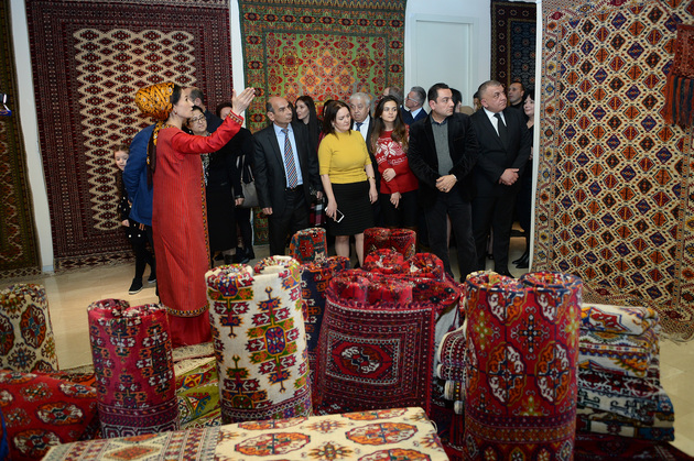 В Баку открылась выставка туркменских ковров и ювелирных изделий 