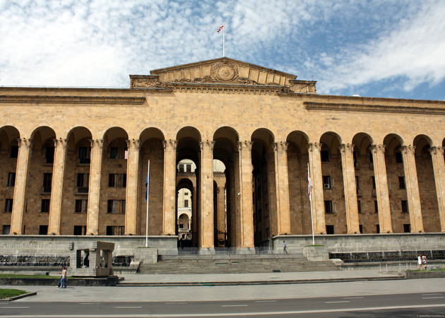 Власти Тбилиси обновят площадь у парламента - СМИ