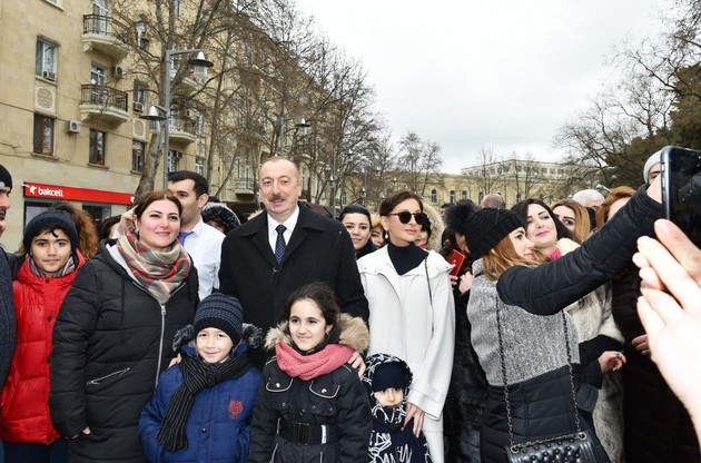 Ильхам Алиев и Мехрибан Алиева участвуют во всенародном празднестве по случаю Новруза в Баку