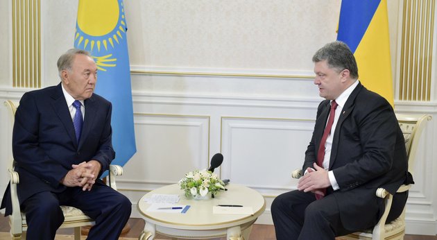 Назарбаев и Порошенко провели телефонные переговоры 