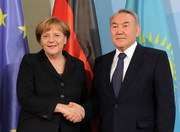 Назарбаев и Меркель провели переговоры по телефону 