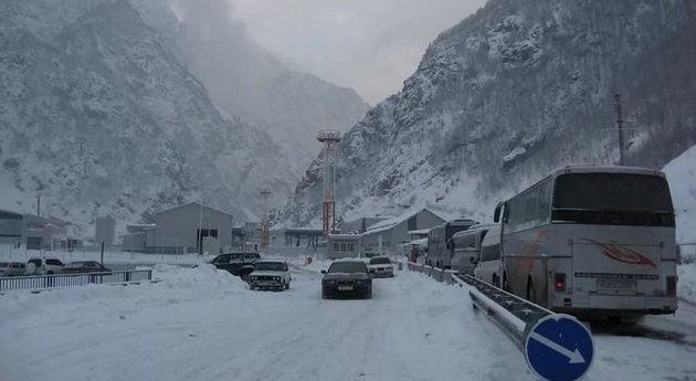 Снегопады закрыли Верхний Ларс для любого транспорта