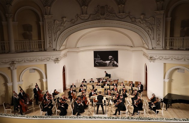 В Баку выступили Лозаннский камерный оркестр и всемирно известный пианист Ефим Бронфман 