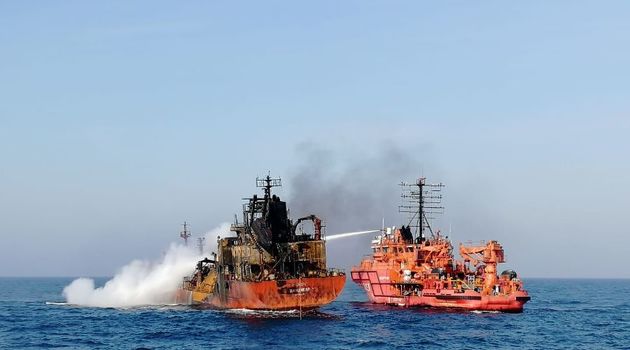 Сгоревший под Крымом турецкий танкер Maestro буксируют в Измир