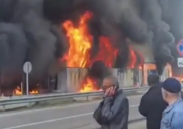 Магазин автомасел горит в Пятигорске