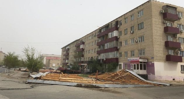 В Атырауской области ветер сорвал крышу школы и пятиэтажного дома