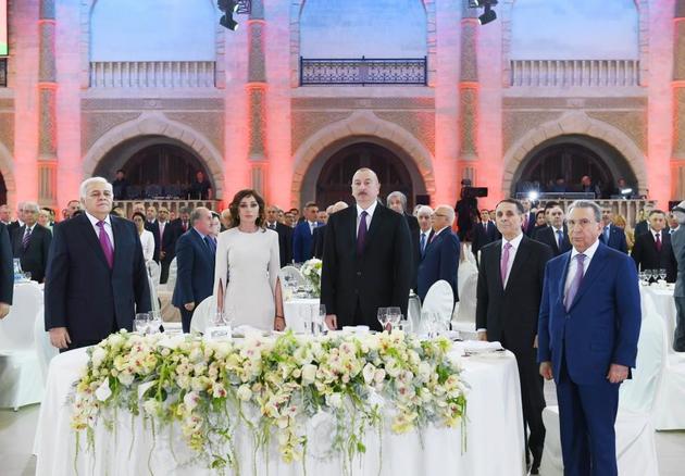 Ильхам Алиев и Мехрибан Алиева приняли участие в официальном приеме по случаю Дня Республики