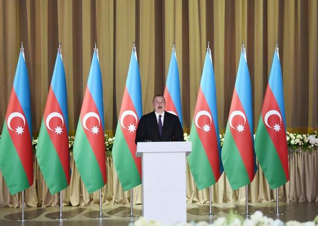 Ильхам Алиев и Мехрибан Алиева приняли участие в официальном приеме по случаю Дня Республики