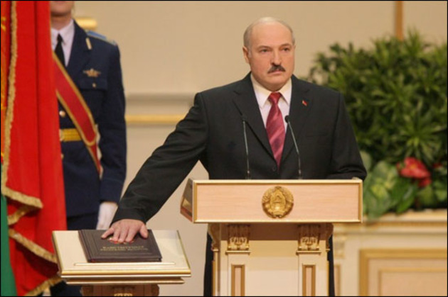 Лукашенко: Белоруссия ликвидирует "конституционное отставание" 