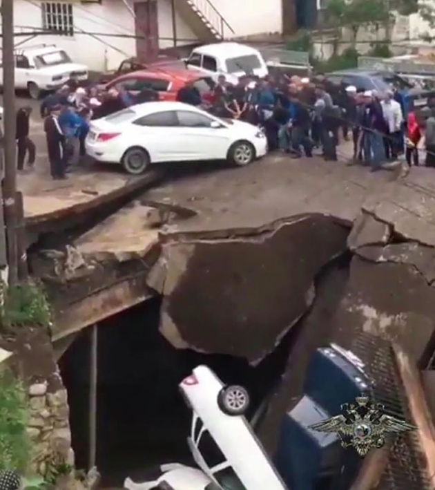Легковушки обрушили мост Дагестане 