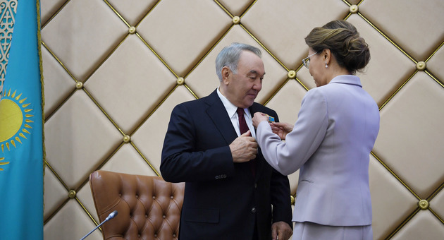 Назарбаеву вручили знак и удостоверение почетного сенатора