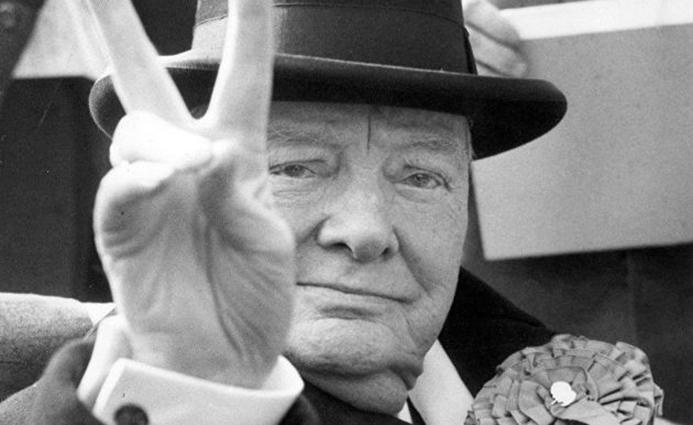 Трамп не справился со шляпой Черчилля