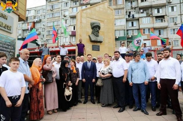 В столице Дагестана открылся обновленный памятник имаму Шамилю