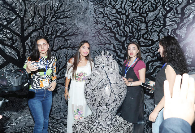 Лейла Алиева встретилась со студентами, проходящими летнюю практику на выставке Live Life