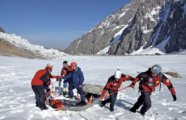 Спасатели КБР спускают с гор травмированного белгородского альпиниста 
