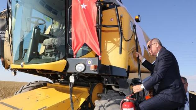 Эрдоган прокатился на тракторе по пшеничному полю