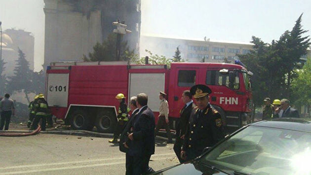 В пригороде Баку горит крупный торговый центр 