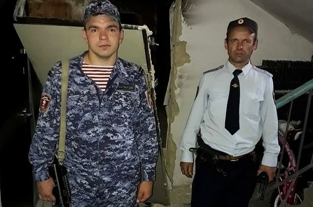 Спасатели вытащили троих детей из горящей ставропольской квартиры 