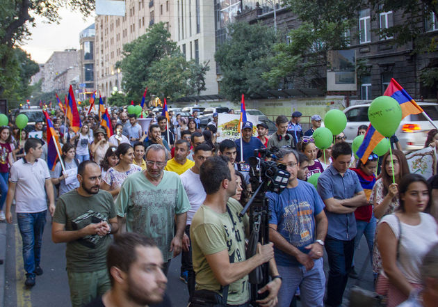 Жители Армении провели в Ереване шествие против запуска "Амулсара"