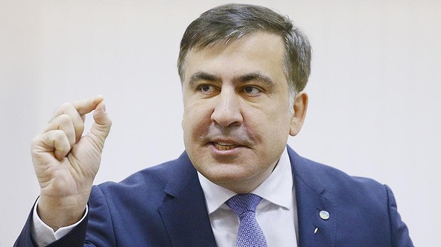 Саакашвили прикрепил вверх ногами значком с украинским флагом и пришел на заседание Рады