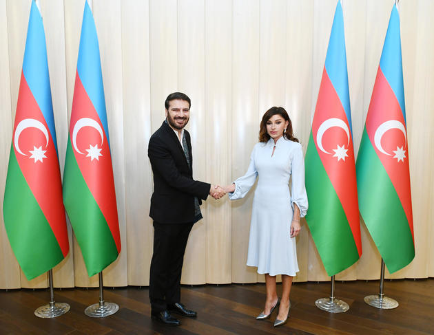 Мехрибан Алиева вручила почетный диплом президента Азербайджана Сами Юсуфу