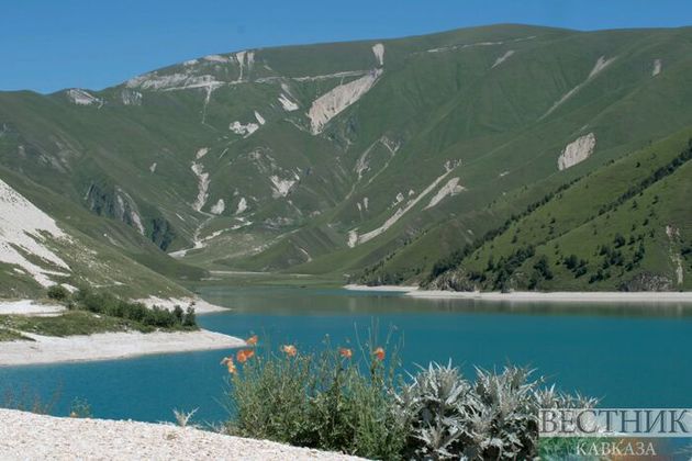 Непогода отрезала от внешнего мира 435 спортсменов на озере в Чечне